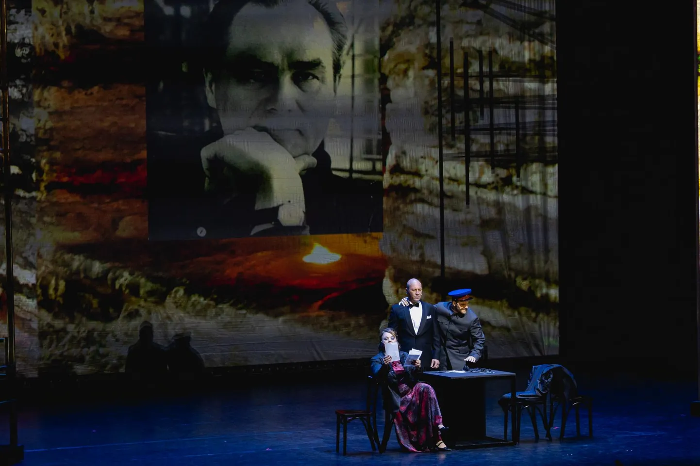 Helikon Opera kontsertetendus «Mr. Georg Ots». Nimikangelase pildi all teose peamiste kõrvaltegelaste kehastajad Heli Veskus, René Soom ja Aleksei Issajev.