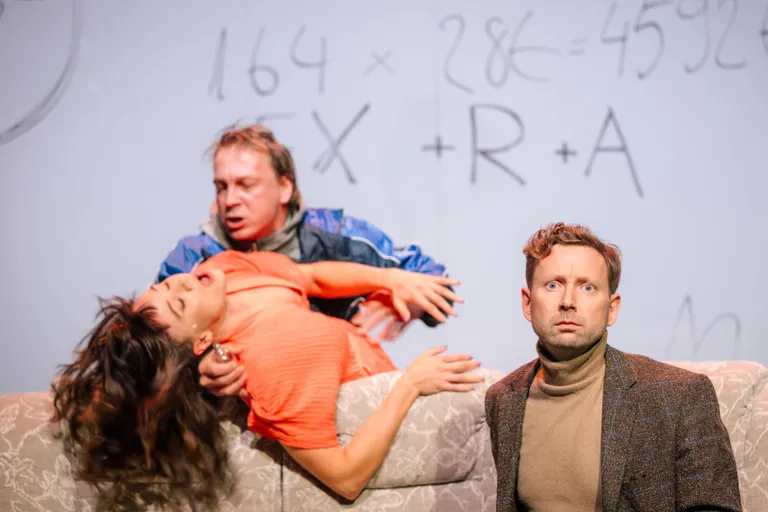 Sobib ka noortele. Meeleolusid VAT Teatri lavastusest «Peaaegu võrdsed».