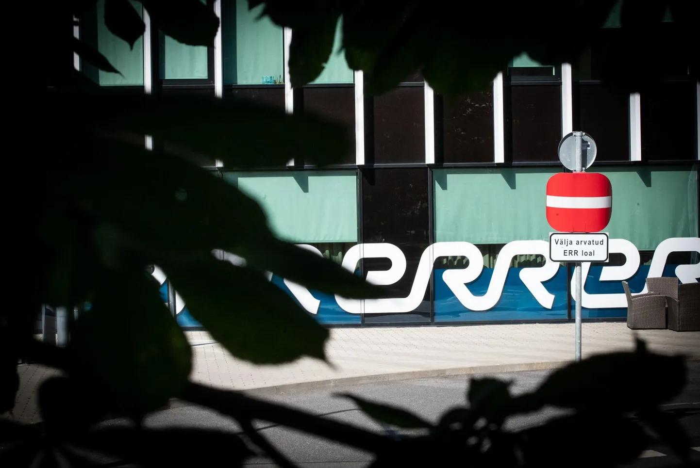 23.07.2021, Tallinn. ERRi logo pildistatuna läbi puuokste.
