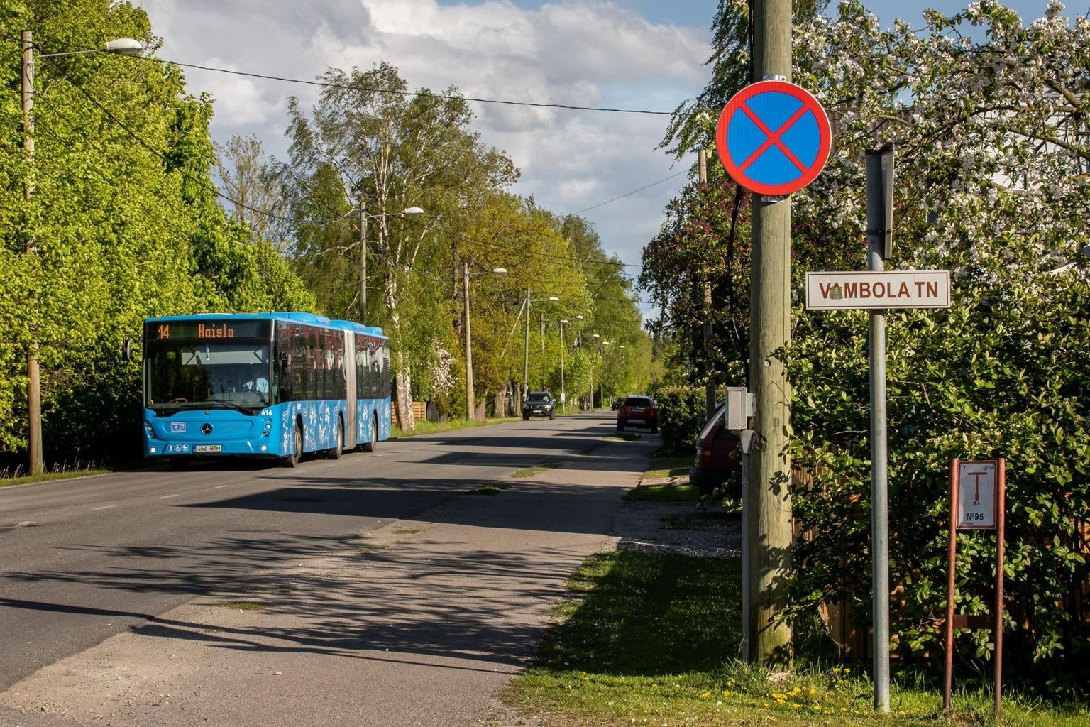 Pärnus Merimetsa tänavale paigaldatud parkimiskeelumärkide suhtes puudus kohalikel elanikel üksmeel: ühed soovisid teeserval parkimise keeldu, teised olid selle vastu, sest eramaja kinnistul polevat kusagil parkida.