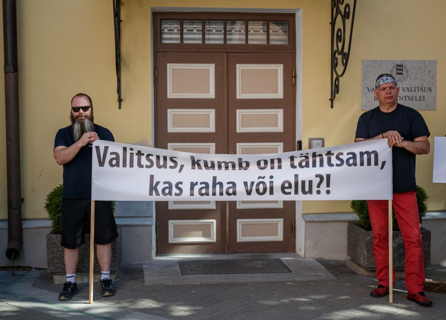 Juunikuus toimunud päästjate meeleavaldus Stenbocki maja ees.