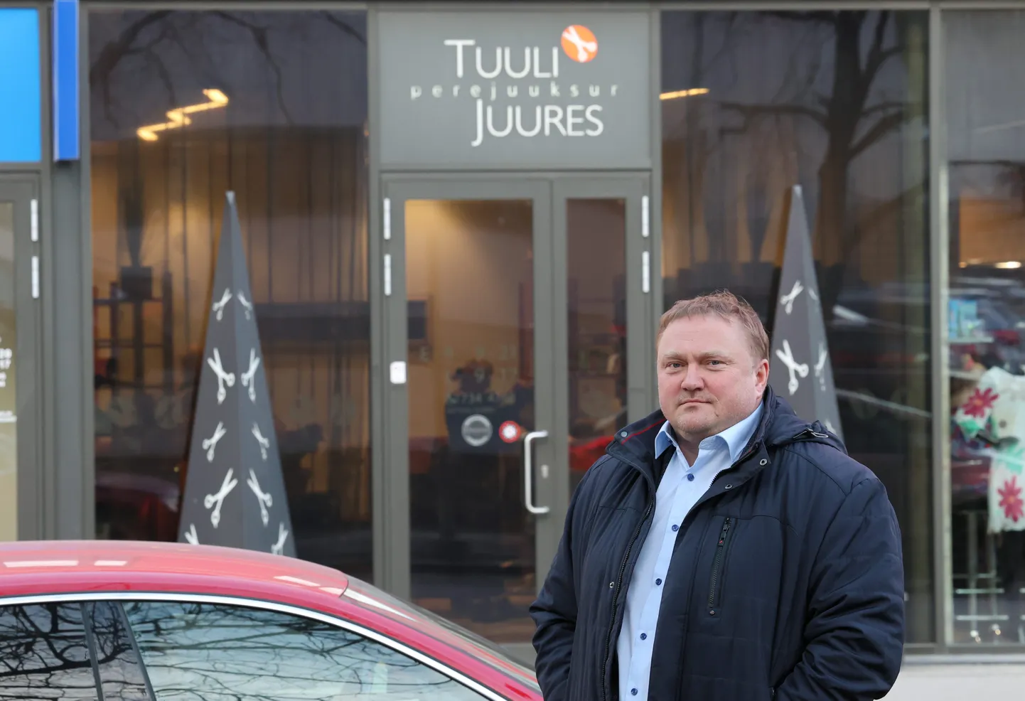 Juuksurisalongis Tuuli Juures 2015. aasta jõulude eel tasuta juukselõikuse saanud toonane Tartu abilinnapea Kajar Lember sai kohtus õiguse ning kaalub omakorda kahjunõude esitamist. Üheksaeurone juukselõikus oli tema kohtukaasuses altkäemaksuepisoodi keskmes.