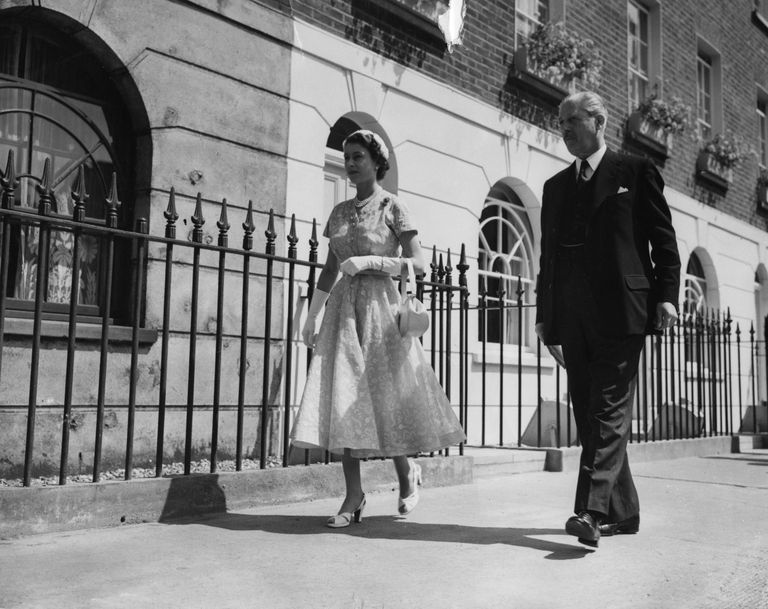 Kuninganna Elizabeth II koos peaministri Harold Macmillaniga (13.07.54). 