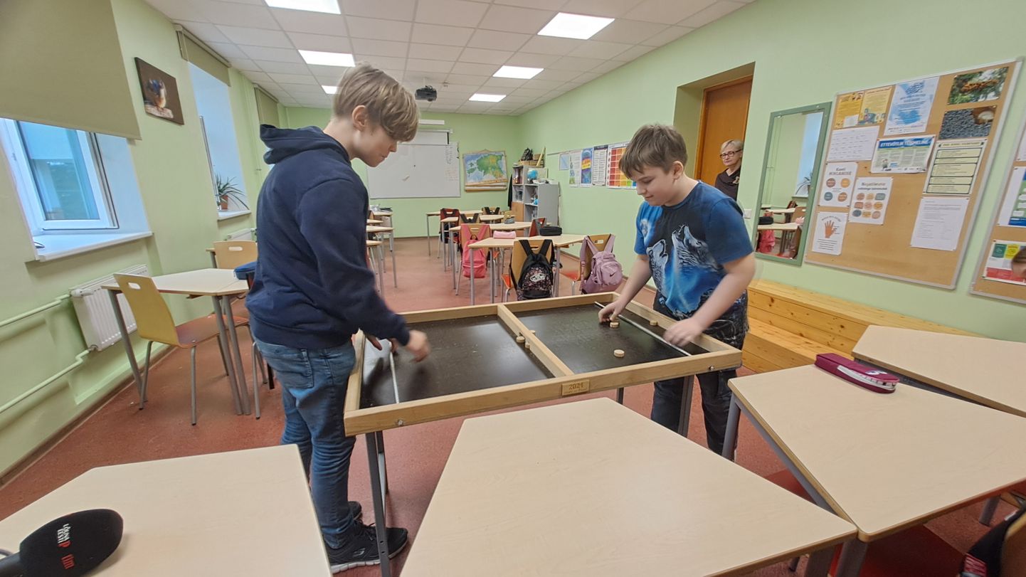Kuigi koolis on praegu ruumi vähe, mahub üks mäng ikka klassi ära. Mängivad 6a klassi poisid Dein Raap (vasakul) ja Karl Marcus Müür.