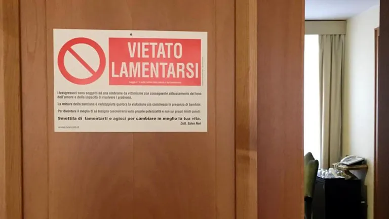 Silt «Hädaldamine keelatud» paavst Franciscuse kodu uksel Vatikanis / Handout/Reuters/Scanpix