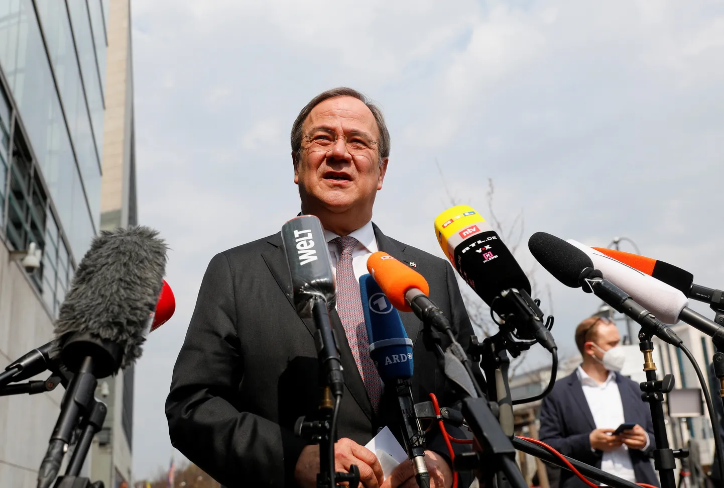 CDU esimees Armin Laschet esmaspäeval Berliinis ajakirjanikega vestlemas.