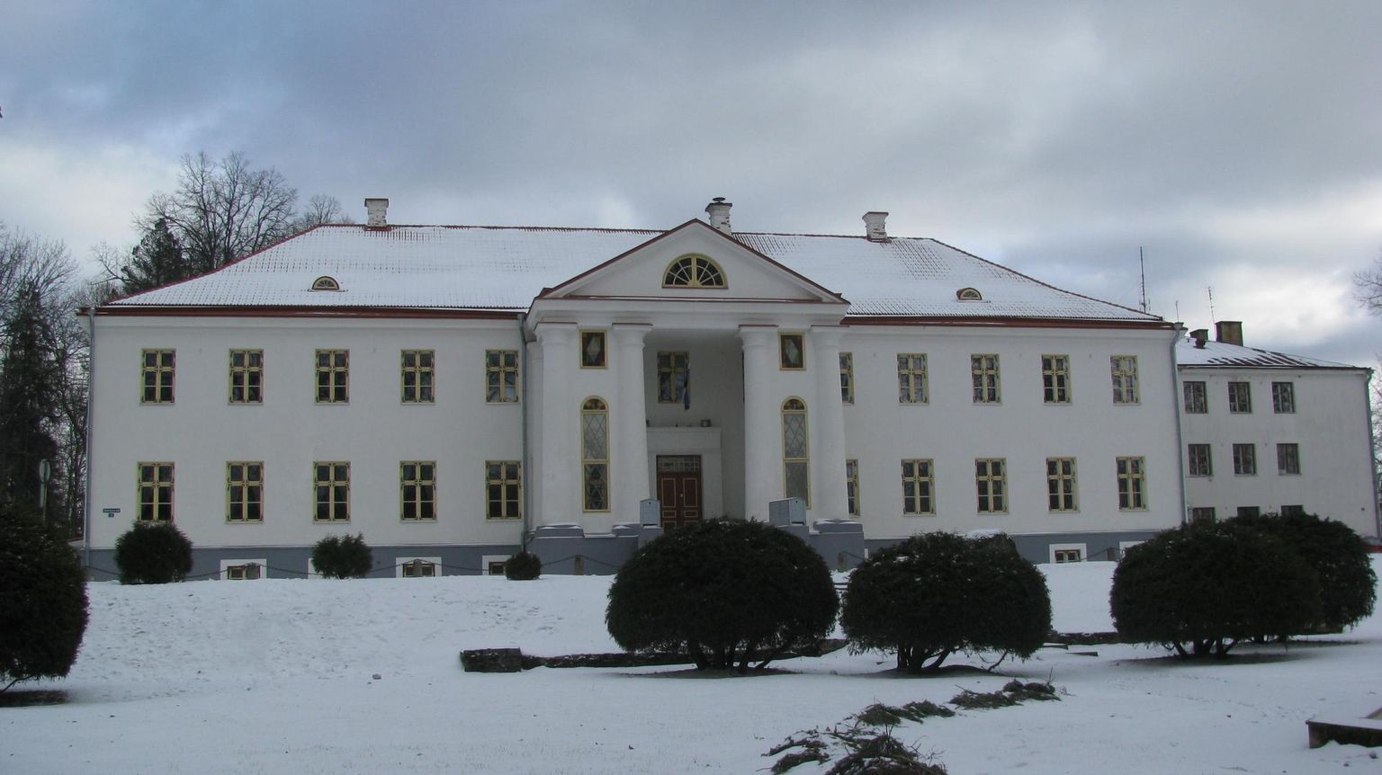 Voltveti mõisa häärber valmis 1830. aastal, riigistamise järel avati seal 1925. aastal Eesti esimene metsanduskool.