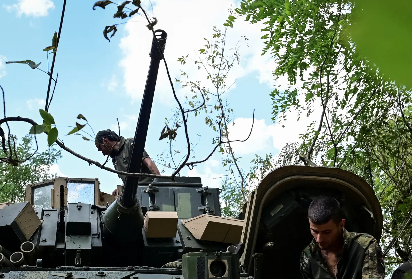 Ukraina sõjaväelased soomukiga M2 Bradley