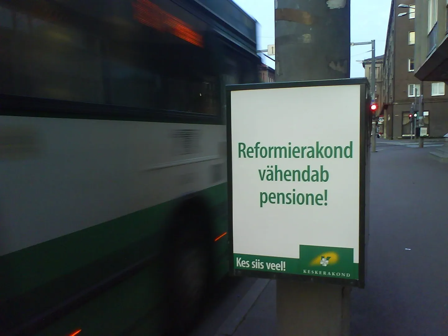 Keskerakonna valimisreklaamid Tallinna prügikastidel.