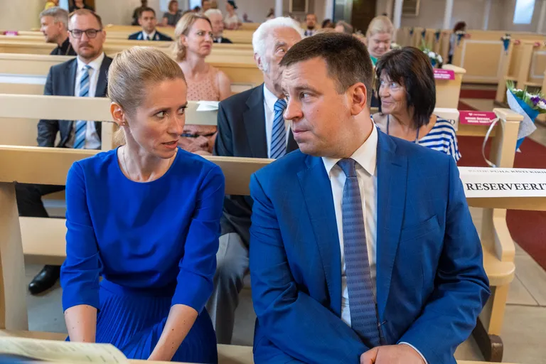 Kaja Kallas ja Jüri Ratas Võidupüha jumalateenistusel Paide kirikus.