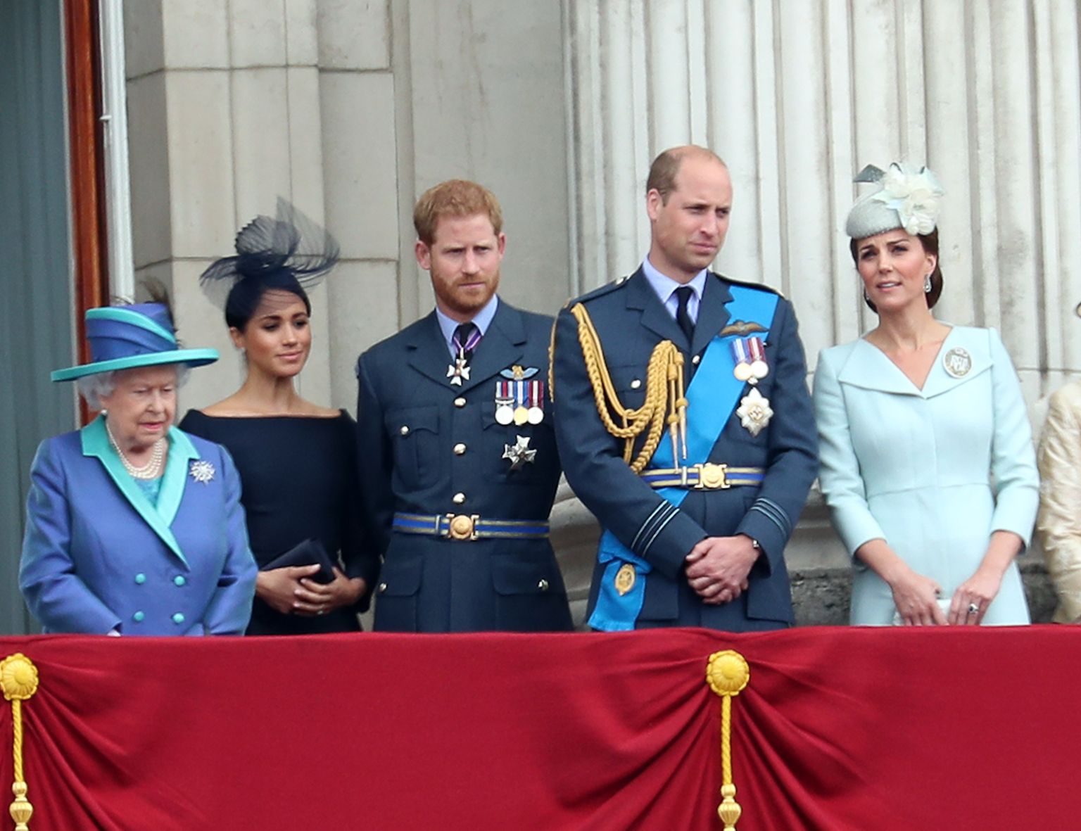 Vasakult alates: Elizabeth II, hertsoginna Meghan, prints harry, prints William ja hertsoginna Catherine