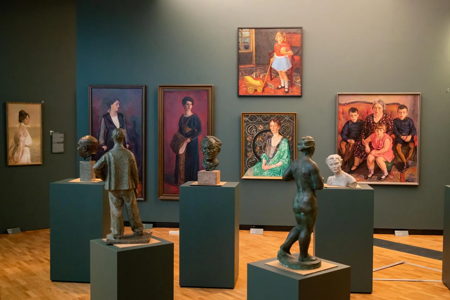 Seinal vasakult: Nikolai Triik, «Lydia Strandmani portree» 1916, «Irmgard Menningu portree» 1916, August Jansen, «Tütre portree» 1926 (üleval), «Laulja Therese Rei» 1924, Nikolai Triik, «Juhan Sisaski perekond» 1930.