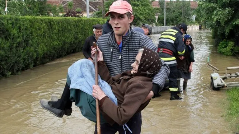 Brīvprātīgie palīdz evakuēt iedzīvotājus 