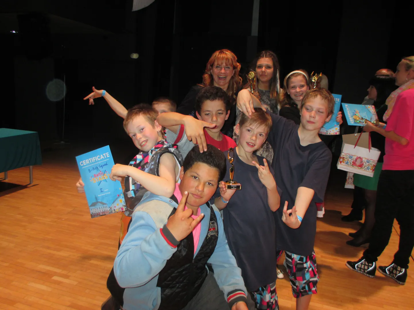 Stuudio Joy juht Marina Jerjomina (tagareas vasakult), võidukad laulusolistid Alina Lalina ja Laura Krastina koos posterühma B-Boy Squad tantsijatega laulu- ja tantsufestivalil Tartu Vanemuises.