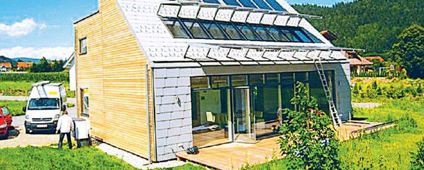 See Reinbergi projekteeritud tulevikumaja kasutab päikest kolmel moel – läbi akende, elektrit tootvate päikesepaneelidega ja läbi sooja tootvate kollektorite.
