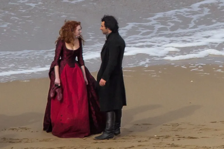 Kaader sarjast «Poldark». Aidan Turner Ross Poldarkina ja Eleanor Tomlinson Demelzana