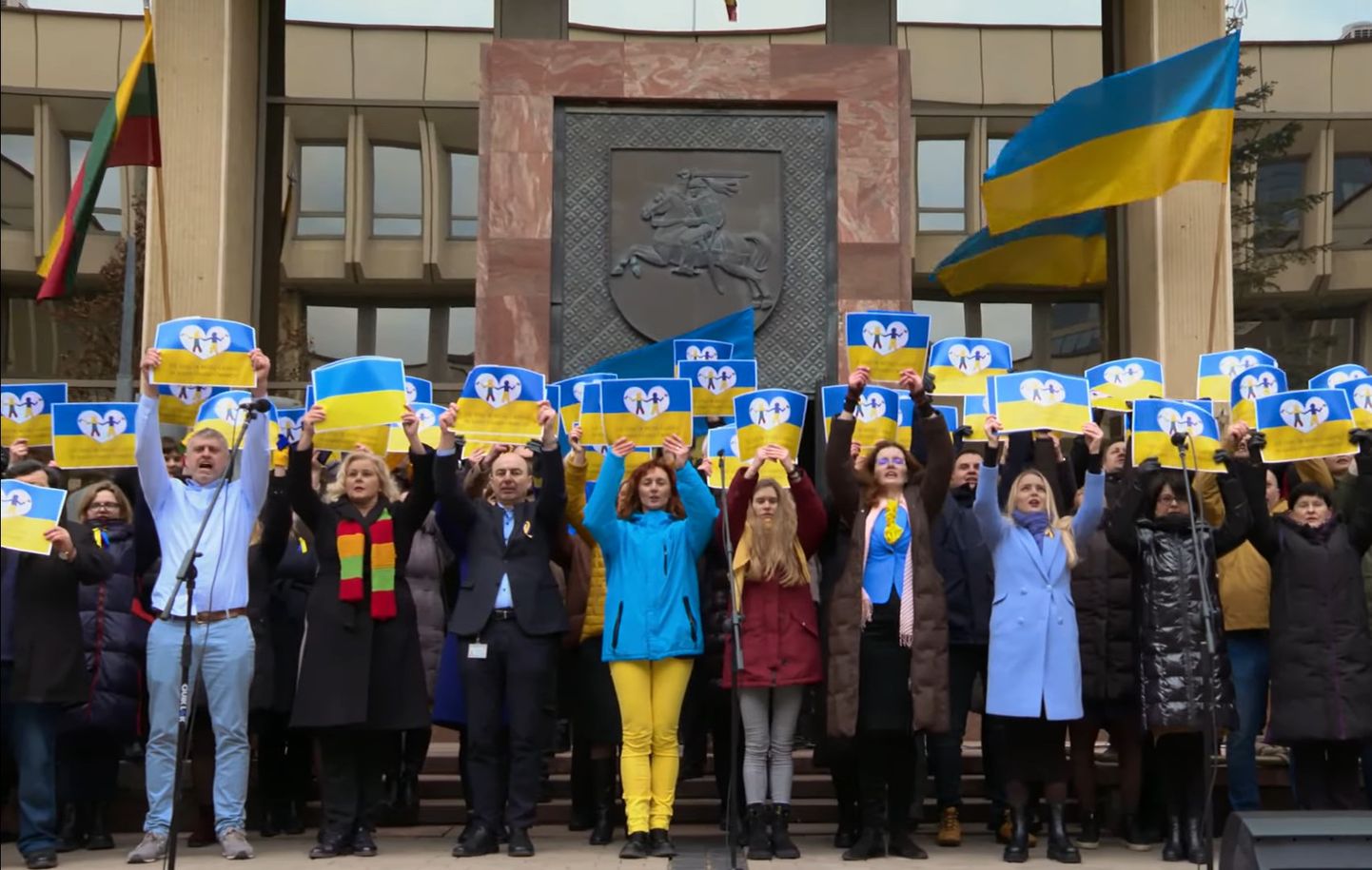 Депутаты парламента Литвы поют гимн Украины в Большом дворе Сейма, 5 марта 2022 года
