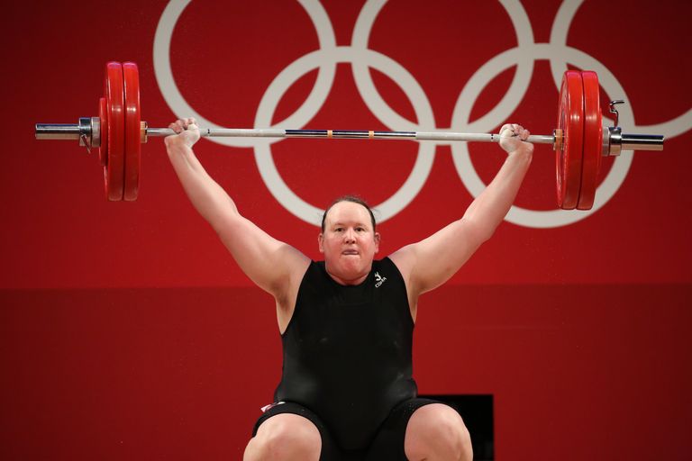 Tõstja Laurel Hubbard püstitas 1998. aastal Uus-Meremaa rekordeid meesjuuniorite klassis ning hilisemat edu saavutamata meeste hulgas täiskasvanute klassis kolis 2012. aastal üle naiste juurde. Viis aastat hiljem võitis ta MM-hõbeda juba naiste klassis ning võistles mullu Tokyo olümpial. Muide, näiteks mehena rebis ta 135 ja naisena 131 kg.