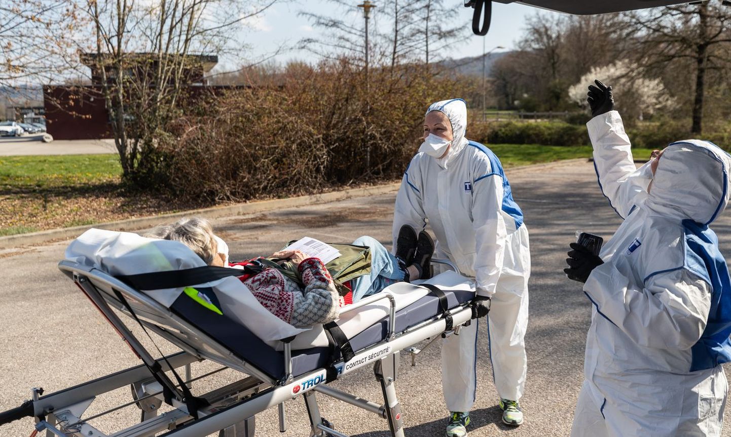 Французские парамедики доставляют больного в больницу.