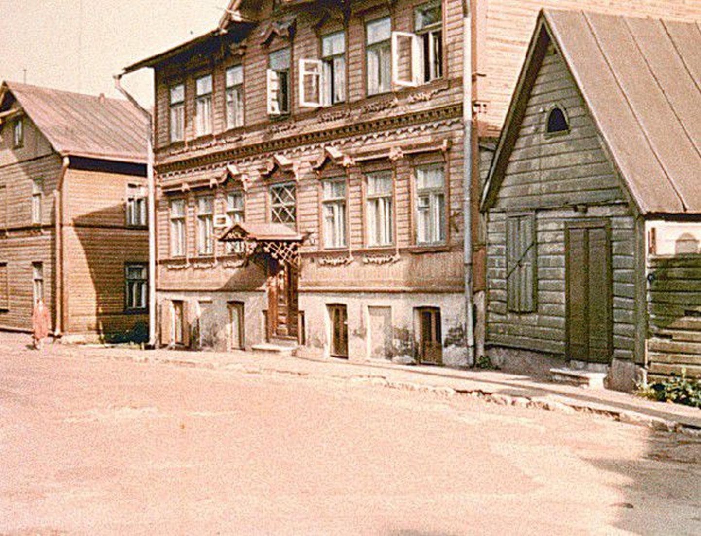 Vaade Ravi 10 / Magasini 2 hoonetele Ravi tänava poolt 1969. aastal.