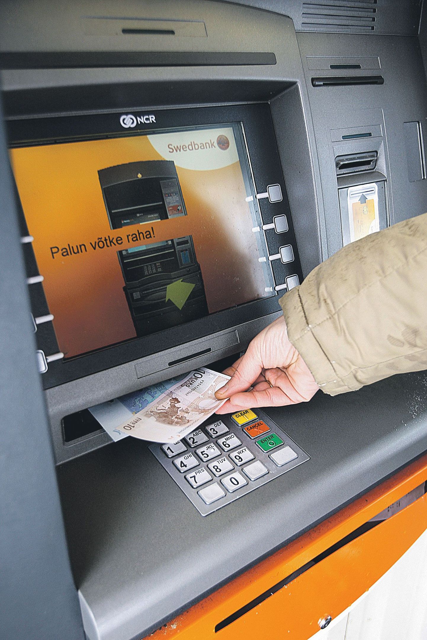 Seni kroone andnud pangaautomaadist tuleb nüüd välja eurosid.