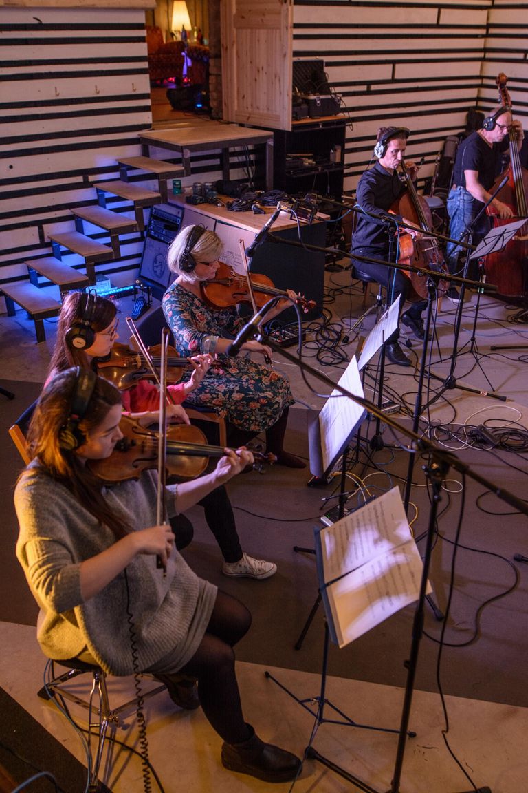 Vanemuise orkestrandid mängivad Põhja Konna albumi jaoks Ö stuudios tausta sisse: Susann-Elisabeth Kisla (esimene), Silja Peedo, Kadri Rehema, Lauri Sõõro ja Aivar Eimra.