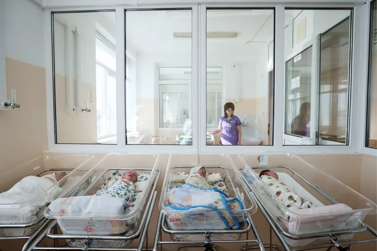 Многие родильные дома в России закрываются из-за нехватки новорожденных.