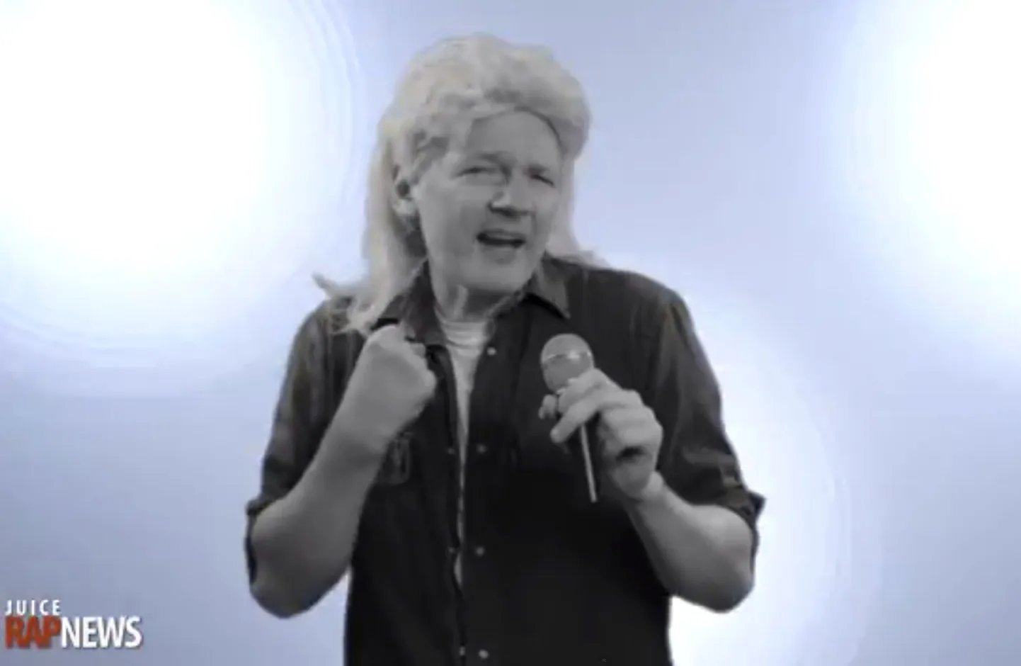 Videos saab näha blondi parukat kandvat Assange'i.