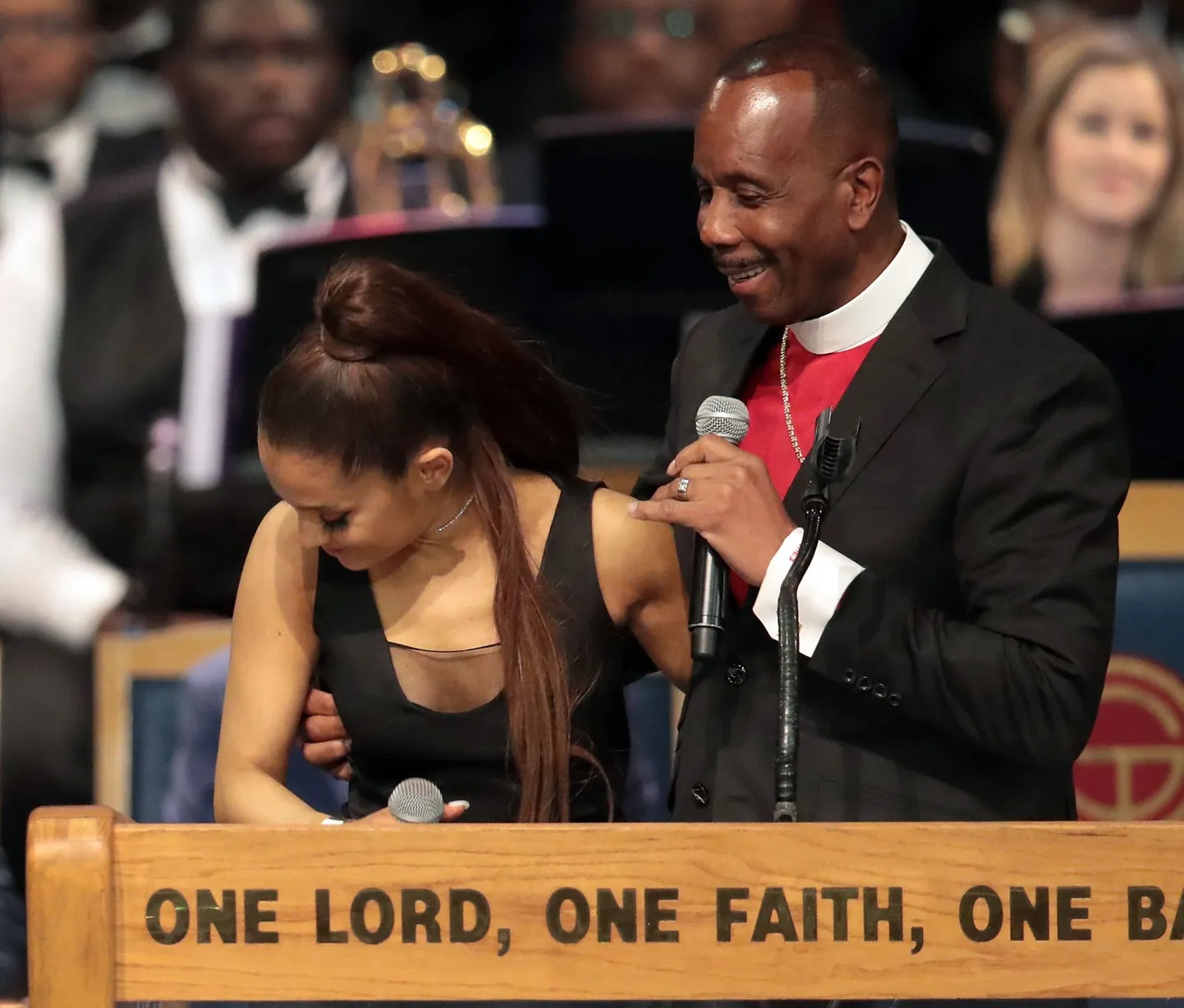 Piiskop Charles H. Ellis II ja Ariana Grande Aretha Franklini matustel.