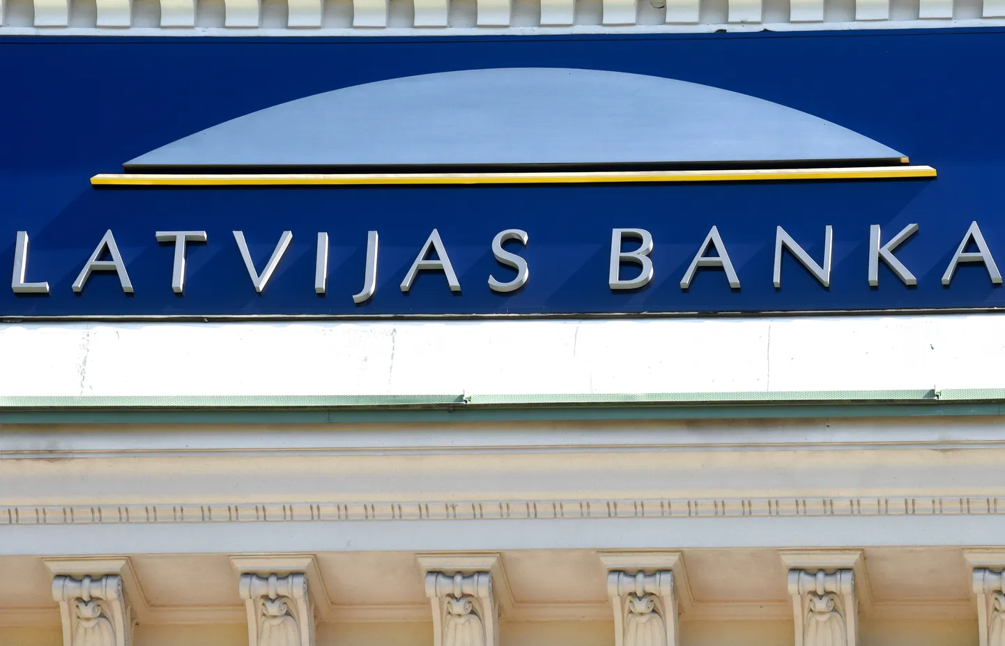 Latvijas bankas restaurētais uzraksts.