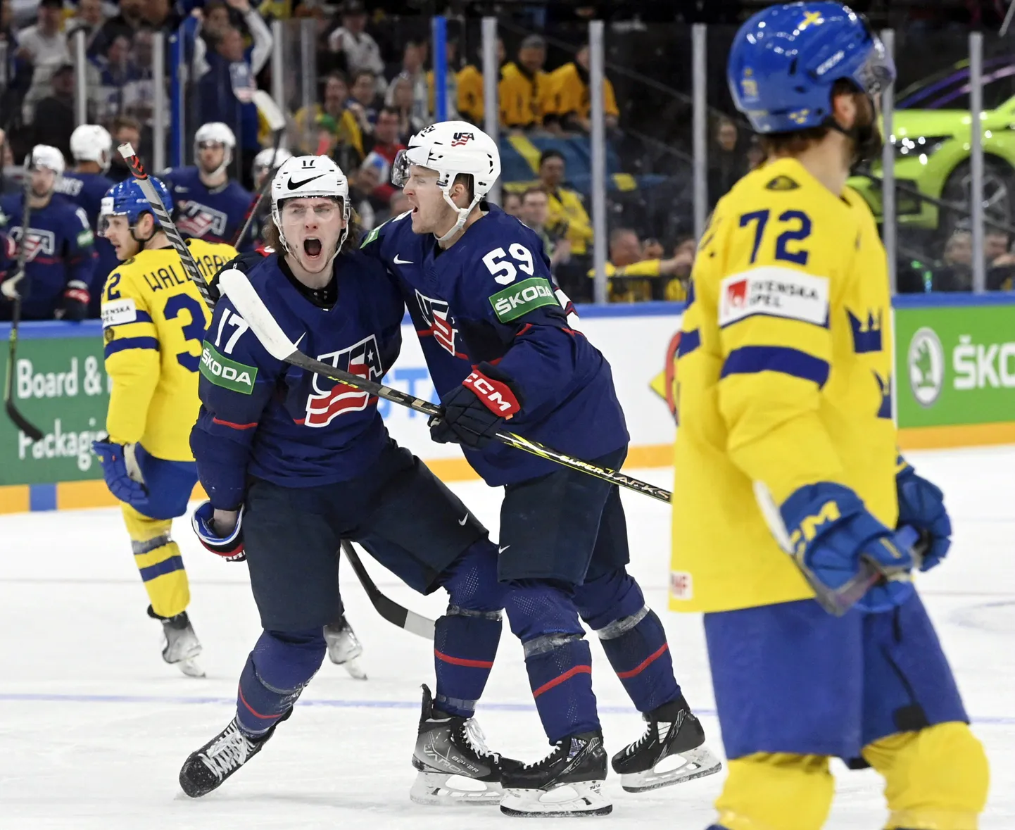 USA jäähokikoondislane Adam Gaudette (vasakult teine).