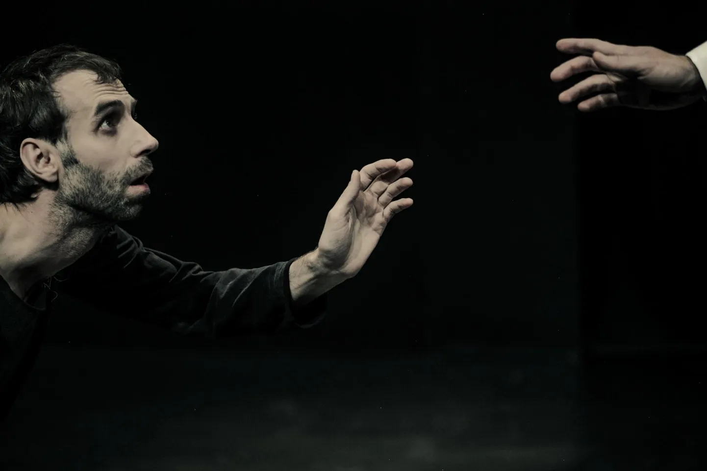 Tarmo Song Theatrumi lavastuses «Suur maailmateater». FOTO: Gabriela Liivamägi
