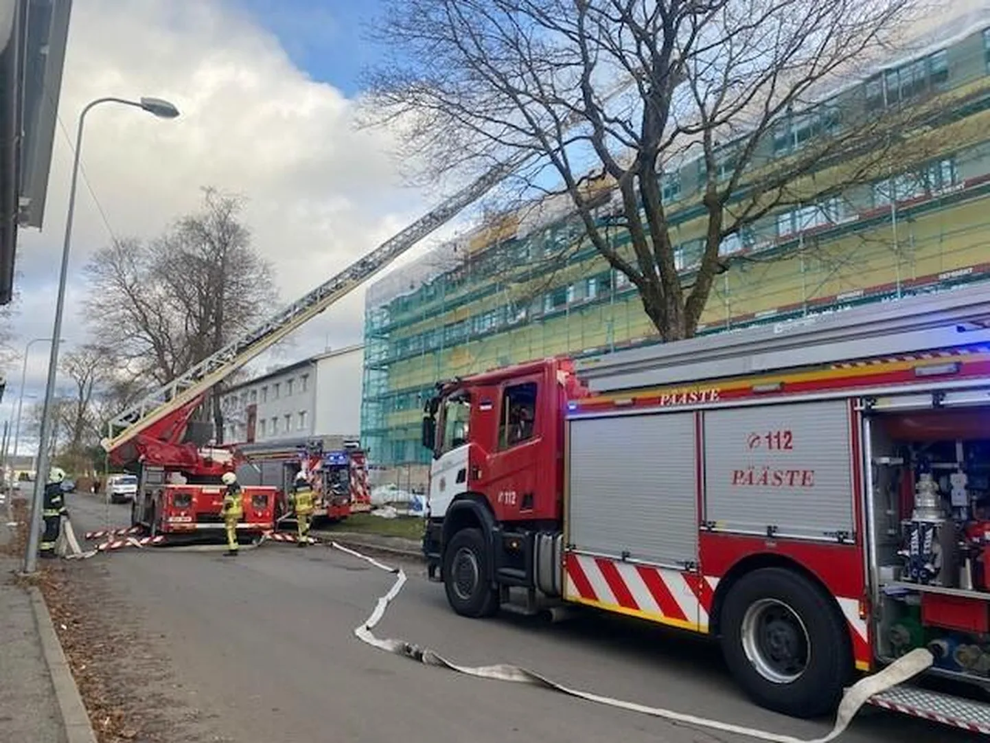 Katusetööde käigus süttis Pärnus Liiva 8d maja ventilatsioonikoda, kust tuli liikus edasi vahelae peale ja osaliselt ventilatsioonišahti.