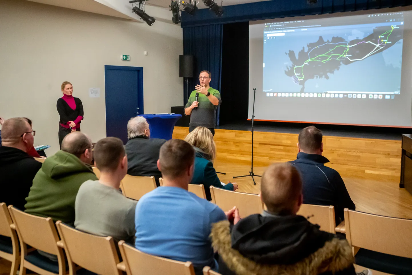 RAHVAS ei lasknud end Astes toimunud rahvakoosolekul veenda, küsides, kellele seda trassi vaja on. Publiku hulgas istus ka vallavanem Mikk Tuisk.