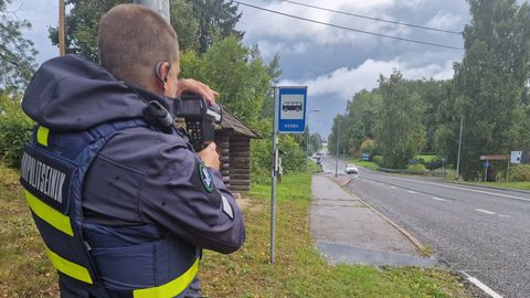 Politseinikud tabasid Põlvamaal kooli lähedal kiirust ületanud bussijuhi