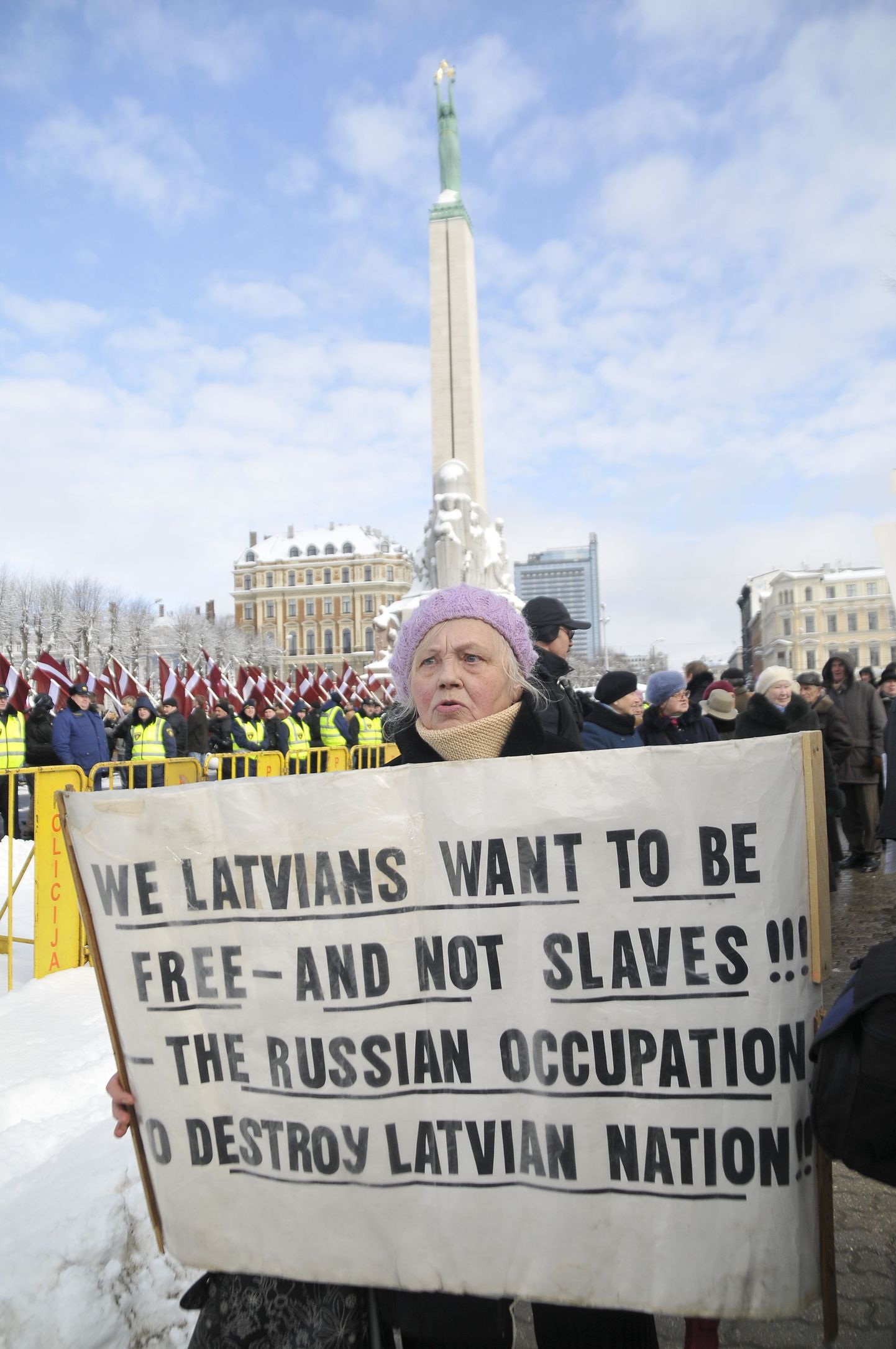 Понятно, на чьей стороне была эта бабушка. Ее плакат гласит: «Мы, латыши, хотим быть свободными, а не рабами. Русская оккупация уничтожила латышскую нацию».