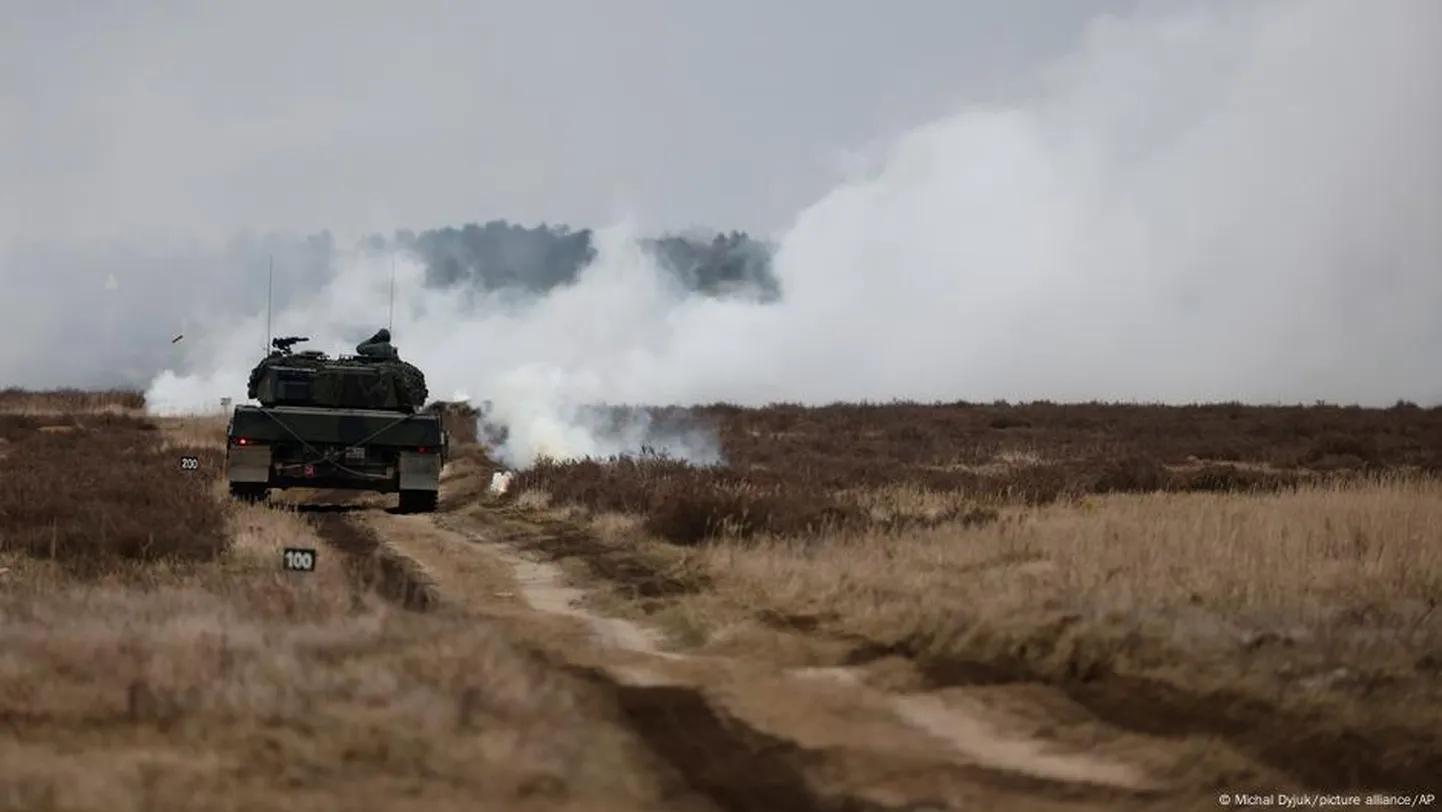Военные учения украинских солдат на танке Leopard 2 на полигоне в Польше (фото из архива)