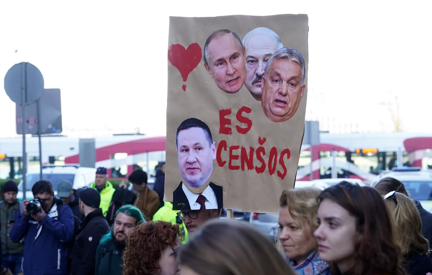 Pie Vides aizsardzības un reģionālas attīstības ministrijas notiek pikets par Ogres mēra Egila Helmaņa atstādināšanu.