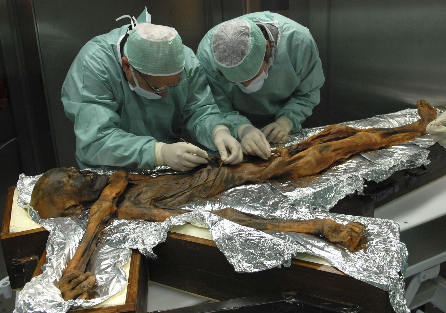 Lõuna-Tirooli muuseumi arheoloogid uurimas 2018. aastal jäämees Ötzi muumiat