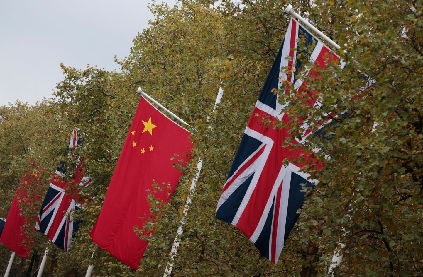 Hiina ja Suurbritannia lipud lehvimas Londonis.