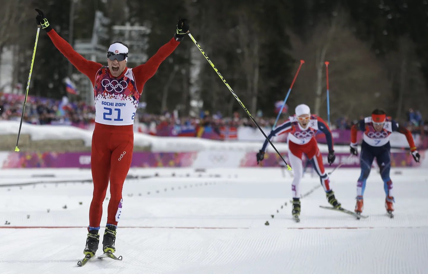 Спорный момент финиша, когда норвежец "подсекает" Вылегжанина.