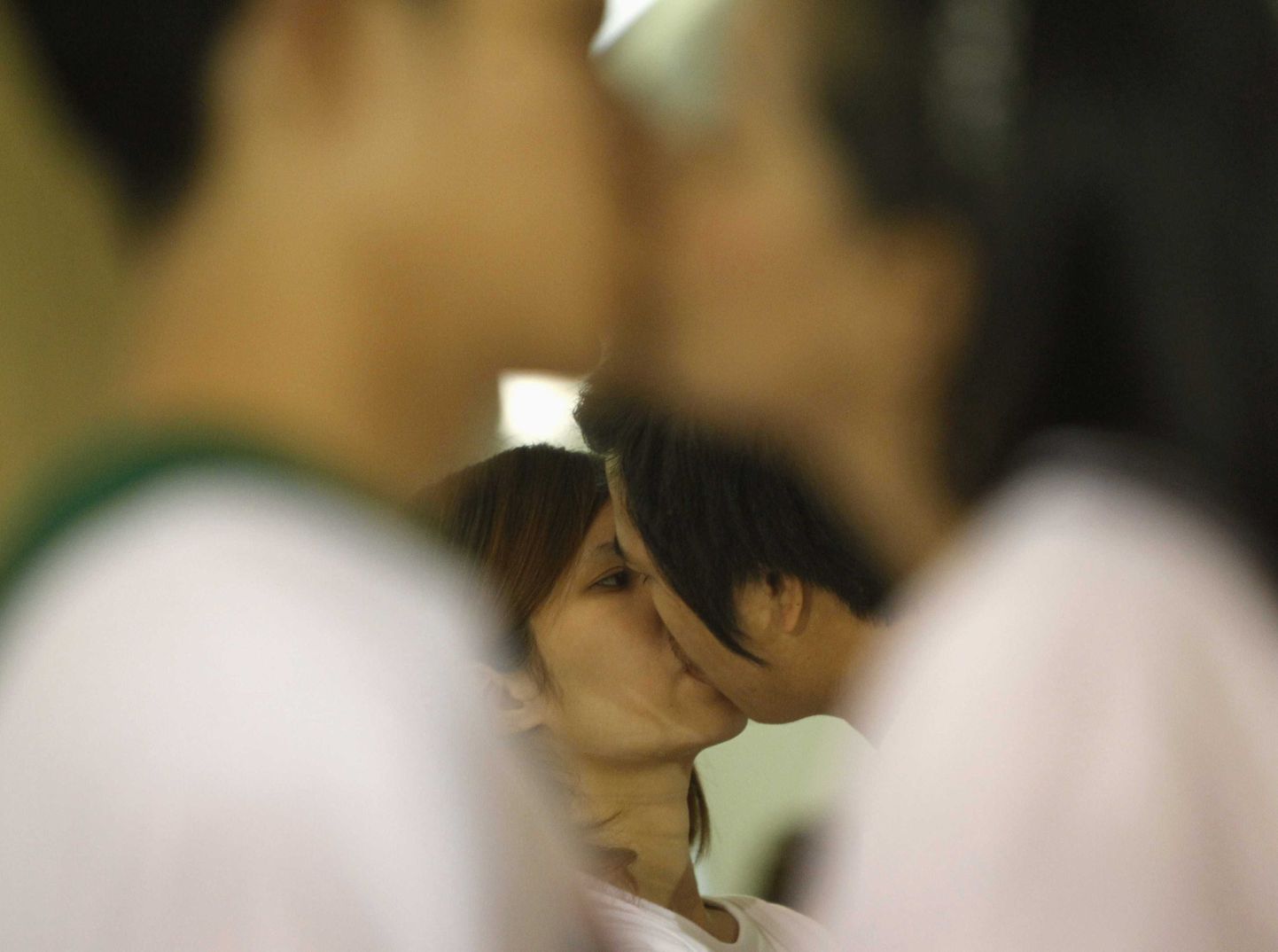 Suudlusvõistlusel osalejad Bangkokis.