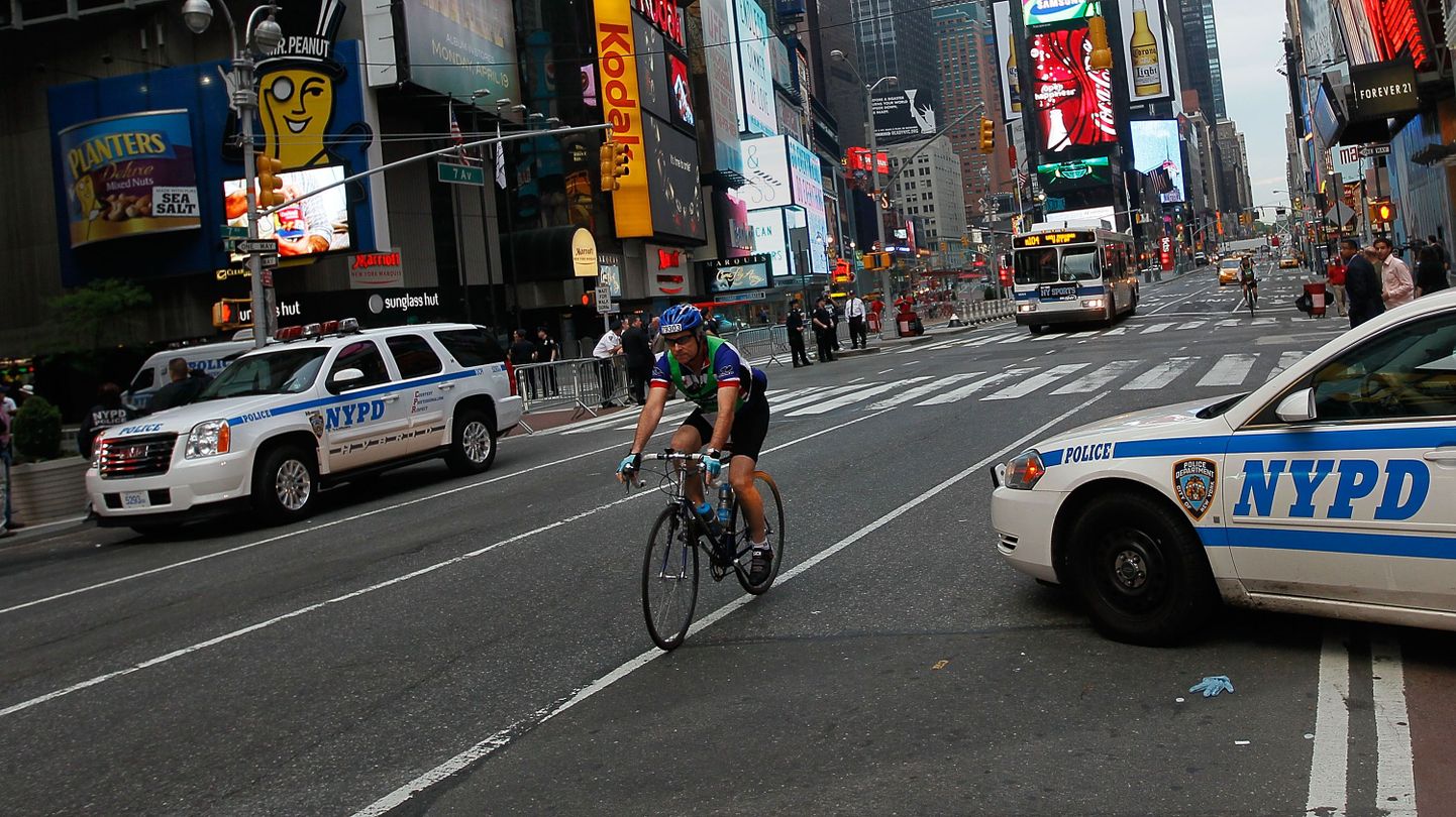 Jalgrattur ja New Yorgi politsei (NYPD) ametiautod Times Square'il täna varahommikul.