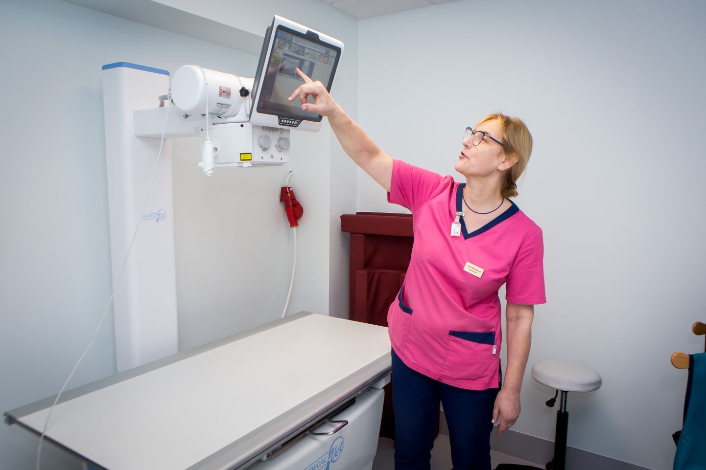 AVAR RÖNTGENITUBA: Lea Hioväin näitab digitaalset röntgeniaparaati, mis saadab ülesvõtte loomast otse kõrvaltoas asuvasse ilmutusse.