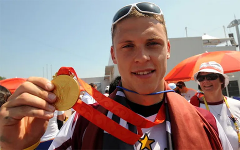 Māris Štrombergs ar Pekinas Olimpisko zelta medaļu. 