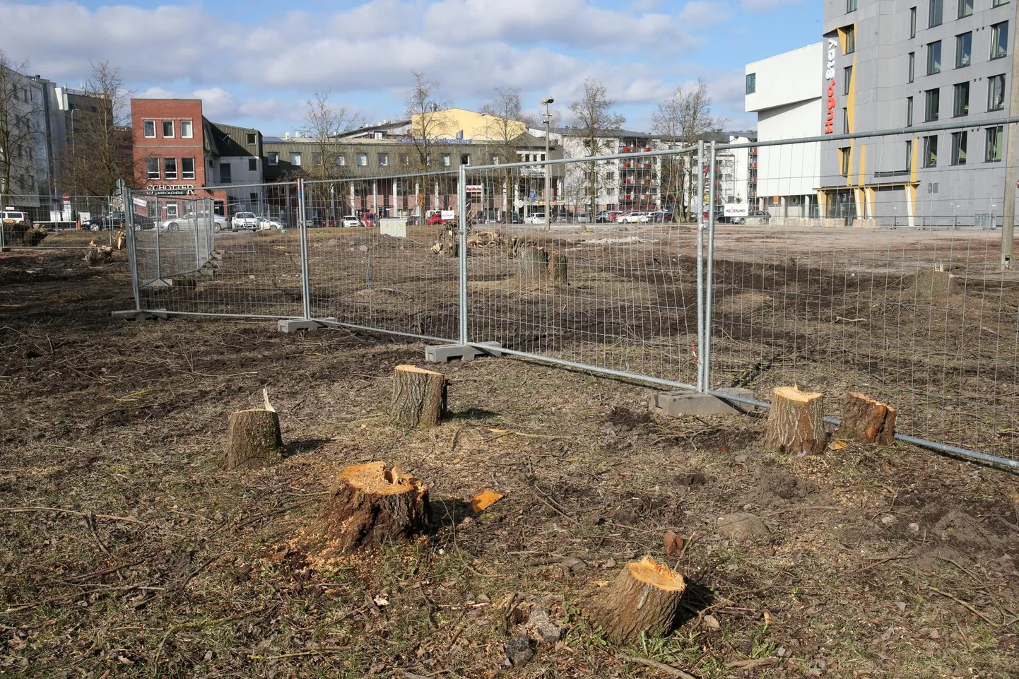 Raatuse tänaval Comarketi poe vastas valmib Raatuse tervisekeskus, kuhu kolib praegu Gildi tänaval tegutsev tervisekeskus. Ehitust segavad puud on objektilt maha võetud, enne ehitustöid on veel vaja paigaldada ajutised kommunikatsioonid ja aed.