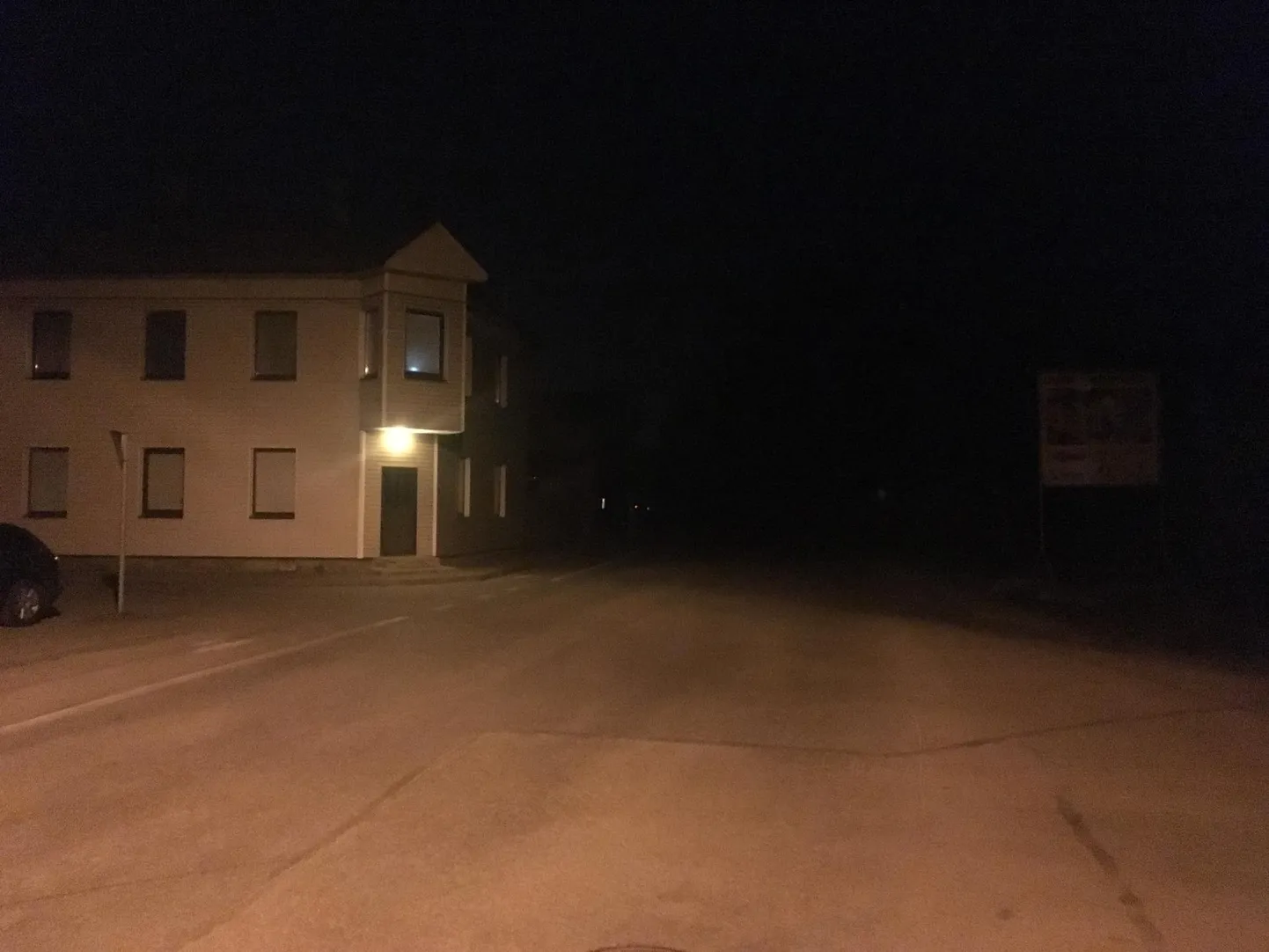 Pühapäeva varahommikul valitses Pärnus Suur-Jõe ja Kalamehe tänava ristmikust edasi pimedus.