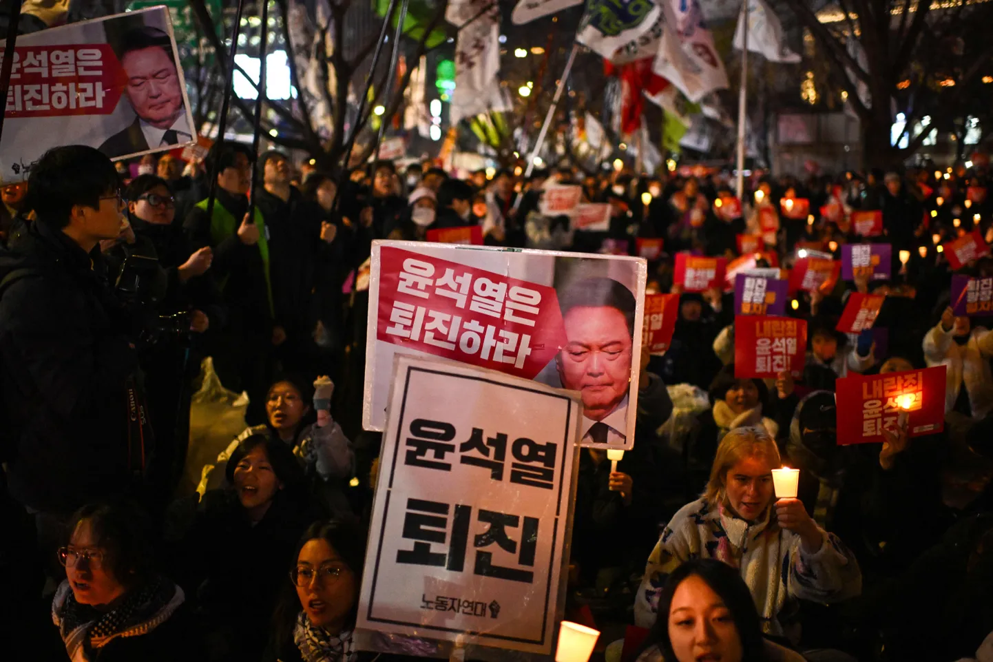 Lõuna-Korea presidendi Yoon Suk-yeoli vastu protestijad pärast presidendi ebaõnnestunud katset kehtestada riigis erakorraline seisukord, 4. detsembril  2024. aastal.