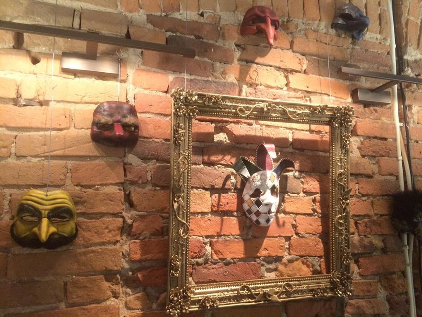 Butafooriatudengite loodud maskide ja raamide näitus.