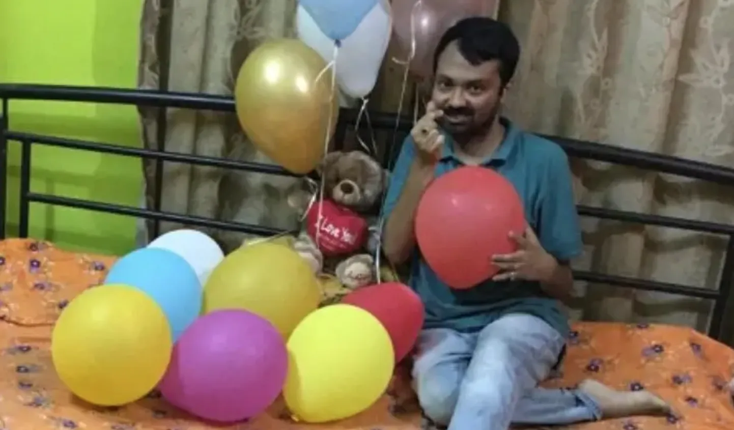 В Индии мужчина женился на воздушных шарах.